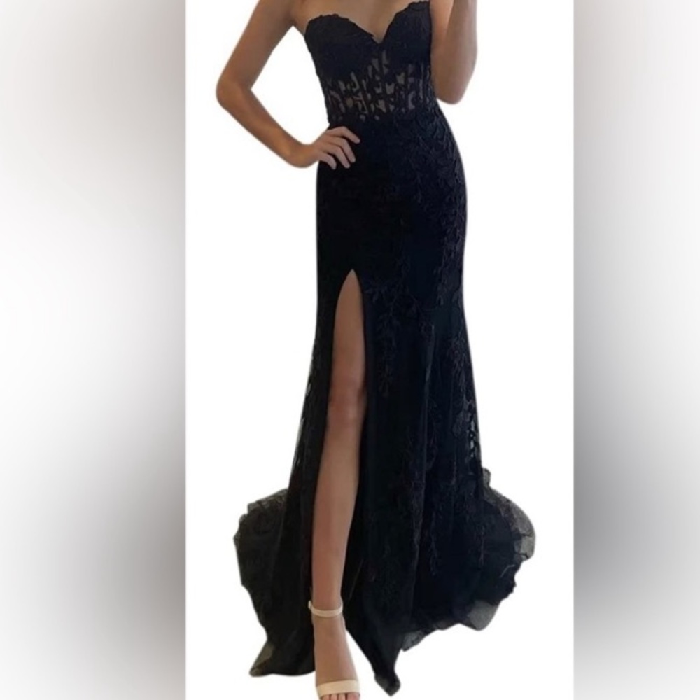 Strapless mermaid dress for formal, homecoming or prom. Lace black size 4